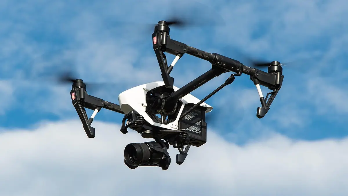 Filmowanie dronem w Warszawie – przepisy, porady, lokalizacj