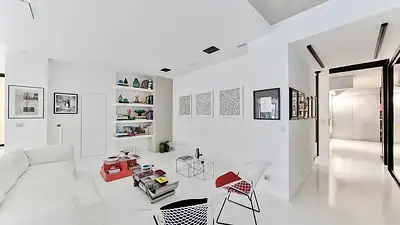 Co wstawić do witryny w salonie? Inspiracje i porady